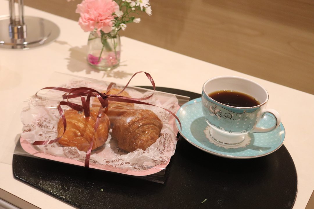 お供えに並んだパンとコーヒー