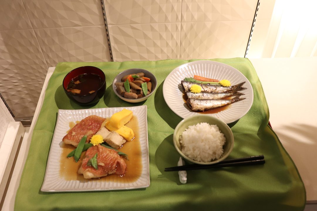 朝に用意されたお斎と故人様の煮魚