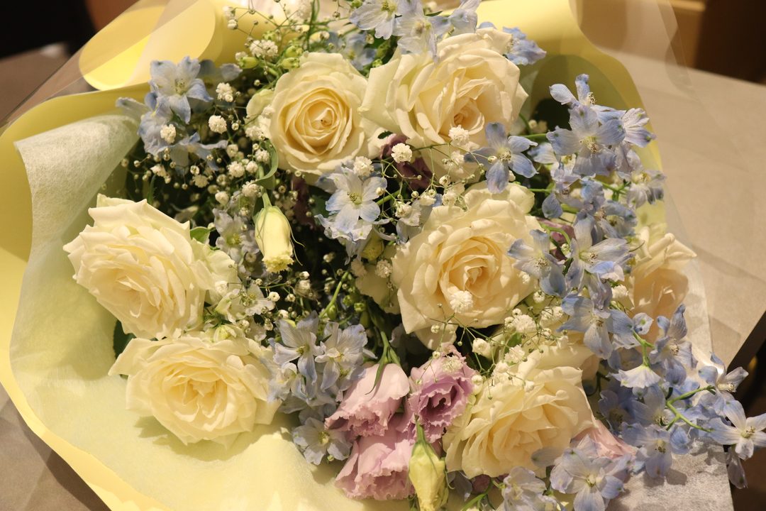 お見送りには、故人がお好きだった白い薔薇の花束も用意しました